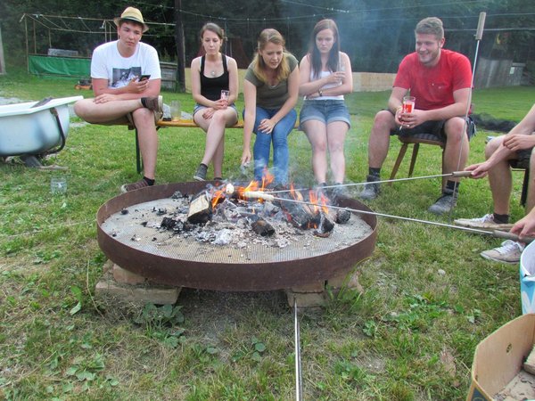 Jugendtreff mit Steckerlbrot